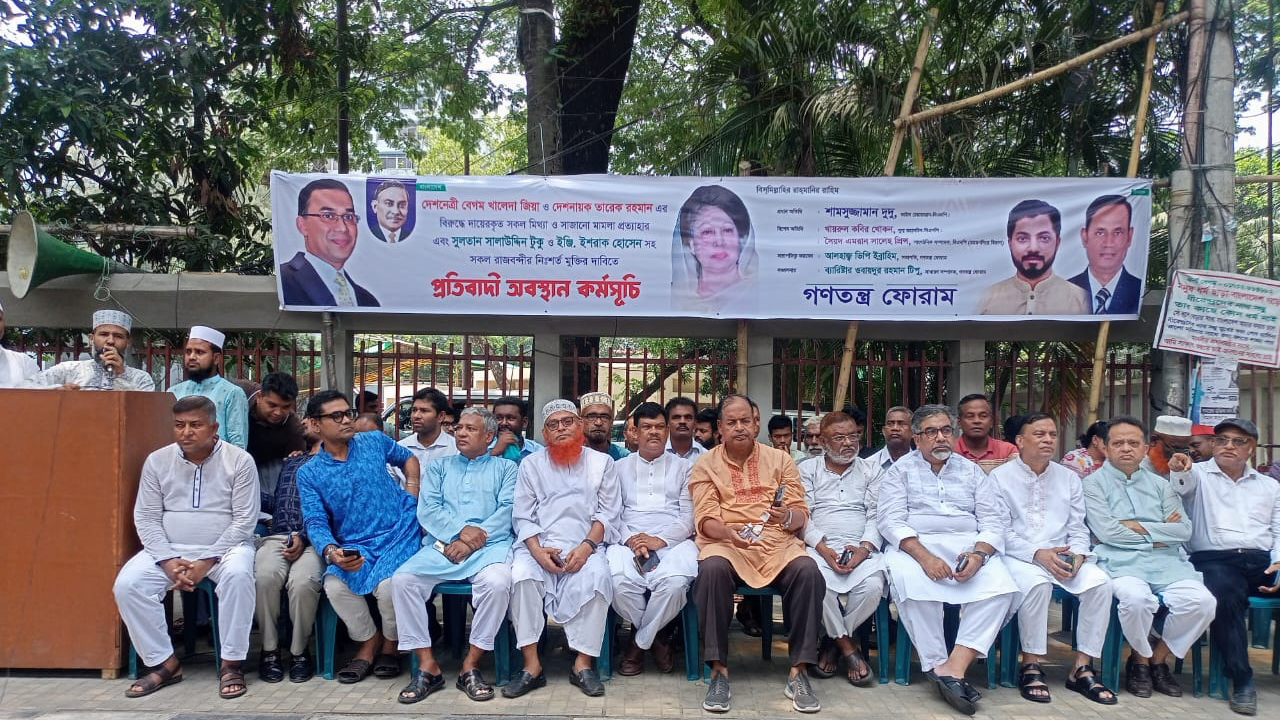 সরকার বড় বিপদে আছে : দুদু